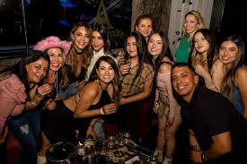 Grupo celebrando